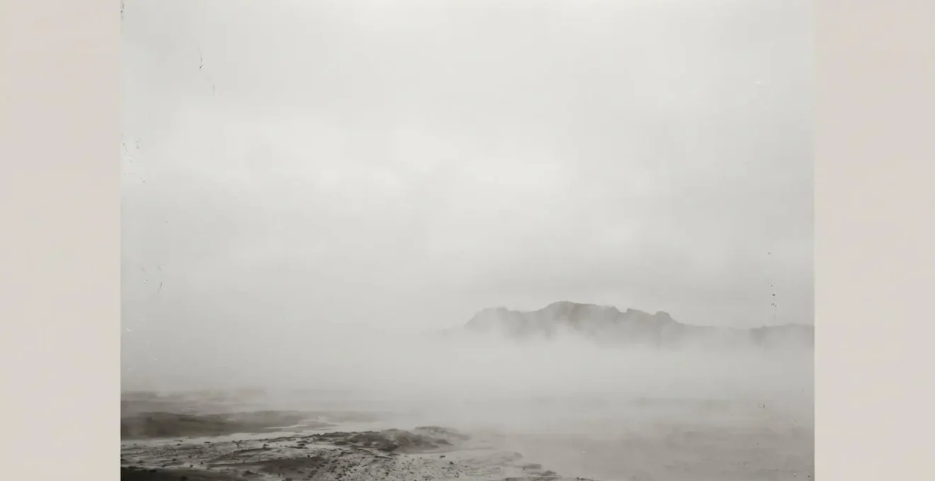 Paysage des Hautes Terres islandaises englouti par brouillard epais effacant tout repere visuel