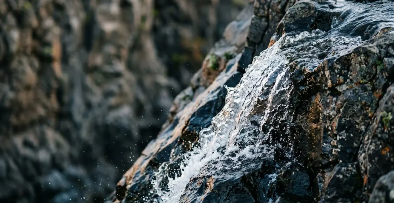 Cascade dans un canyon volcanique photographiée depuis un point de vue élevé dans une lumière matinale douce