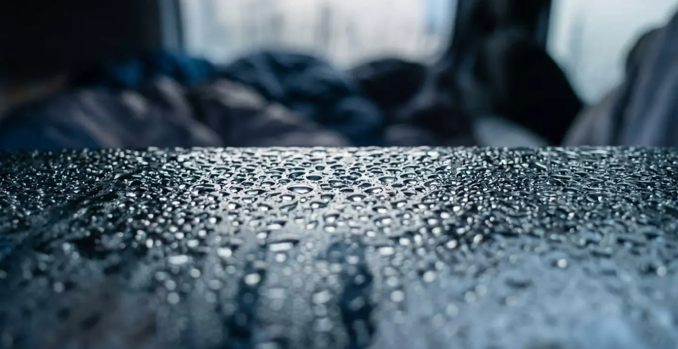 Gouttelettes de condensation sur une vitre de van au petit matin