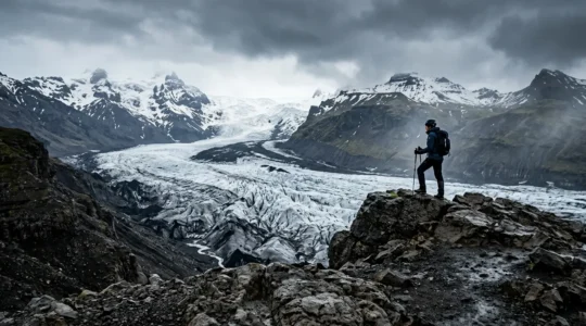 Athlète face aux défis sportifs extrêmes en Islande avec paysages volcaniques et glaciers