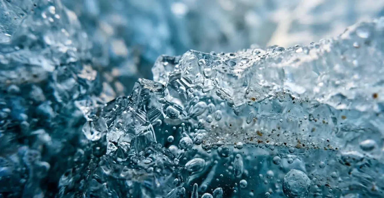 Gros plan sur les textures et structures de la glace d'un glacier islandais