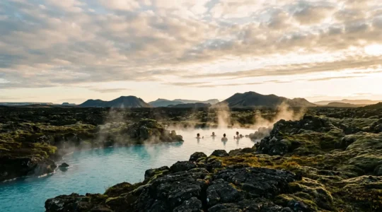 Bain géothermique islandais avec vapeur et paysage volcanique pour soigner psoriasis et rhumatismes