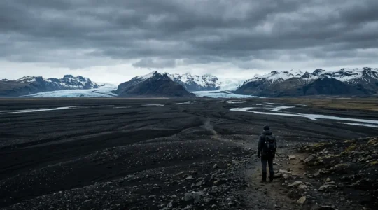 Explorateur solitaire face à un paysage islandais dramatique et mystérieux