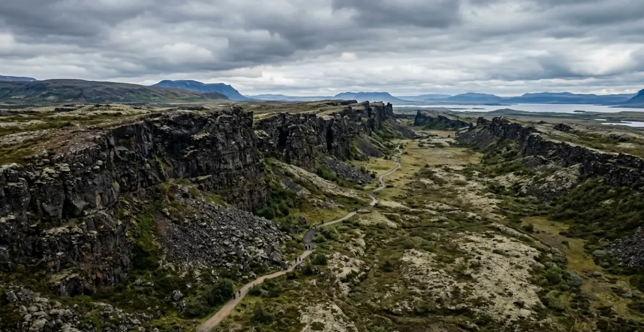 Vue panoramique de la faille d'Almannagjá à Þingvellir où les plaques tectoniques nord-américaine et eurasienne se séparent dans un paysage de rift volcanique islandais