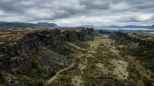 Vue panoramique de la faille d'Almannagjá à Þingvellir où les plaques tectoniques nord-américaine et eurasienne se séparent dans un paysage de rift volcanique islandais