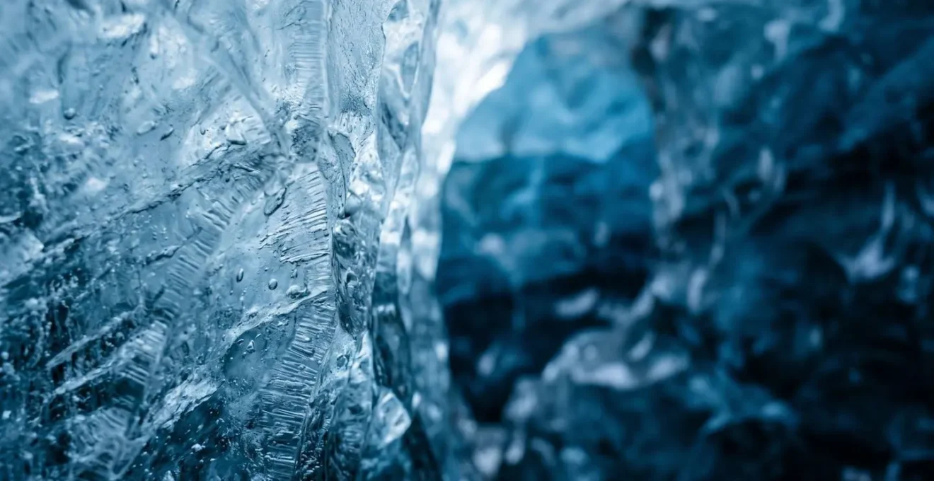 Intérieur d'une grotte de glace islandaise avec formations de glace bleue cristalline