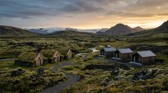 Hébergements typiques en Islande avec paysages volcaniques au crépuscule