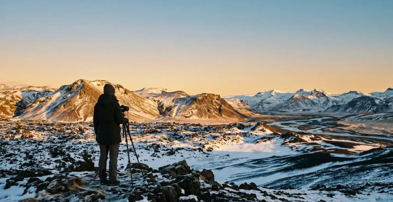 Lumière dorée rasante d'hiver illuminant un paysage volcanique islandais avec longues ombres dramatiques