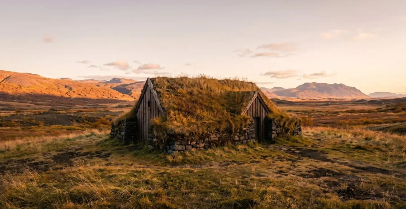 Maison en tourbe islandaise en automne avec toit verdoyant sous une lumière dorée et atmosphère tempérée