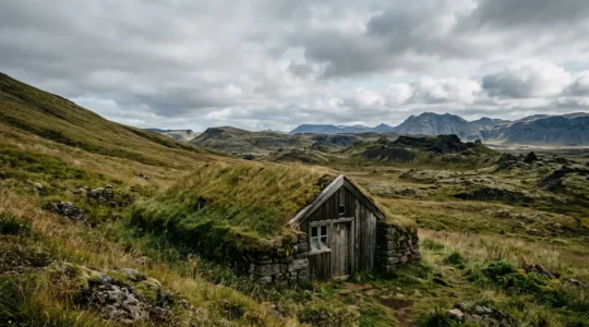 Maison traditionnelle islandaise en tourbe avec toit végétalisé verdoyant sous un ciel nordique lumineux