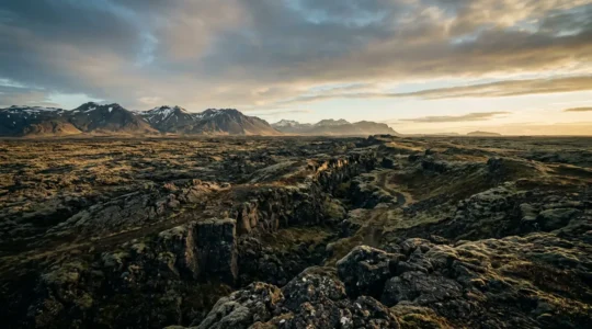 Paysage volcanique islandais montrant la faille tectonique et formations de lave basaltique