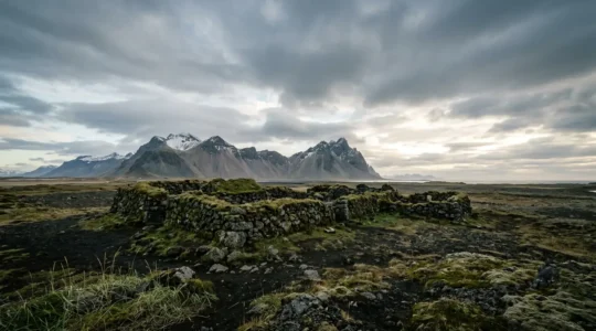 Paysage islandais sauvage avec traces archéologiques vikings