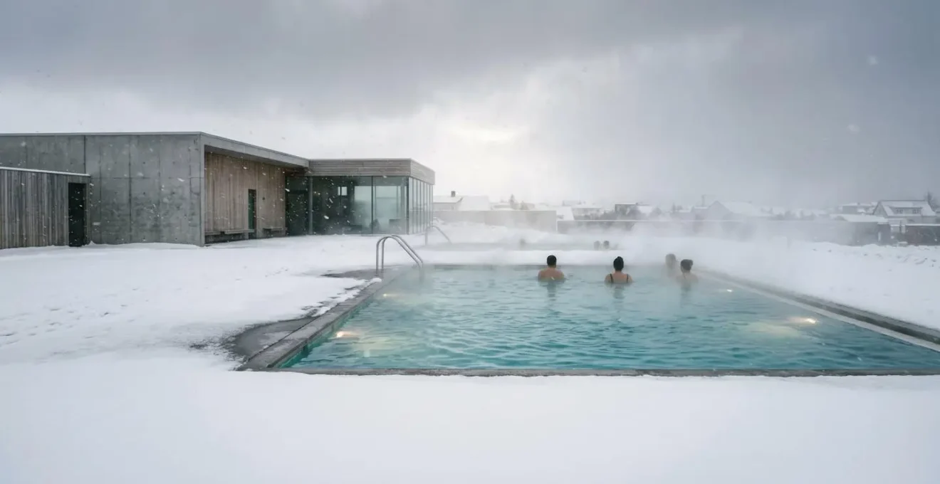 Piscine géothermale en plein air à Reykjavik sous la neige avec bassins fumants