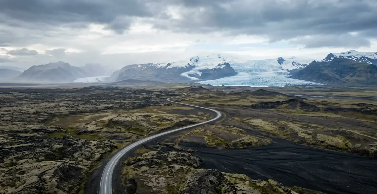 Paysage époustouflant d'Islande avec glaciers, volcans et routes sinueuses sous un ciel dramatique