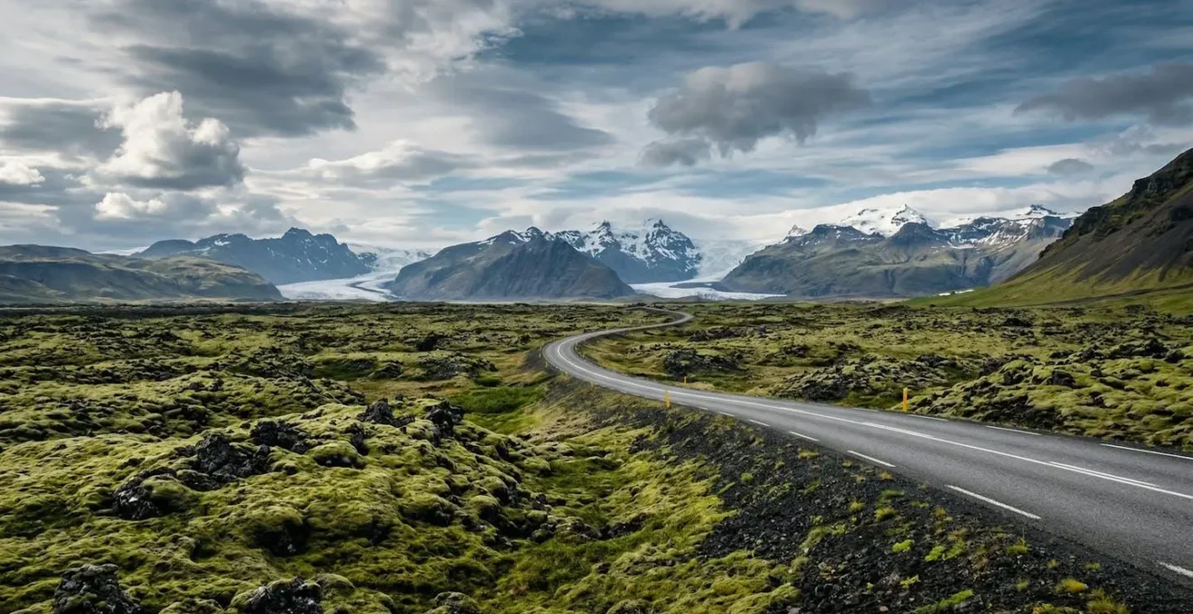 Paysage époustouflant de la Route Circulaire islandaise avec montagnes volcaniques et route sinueuse