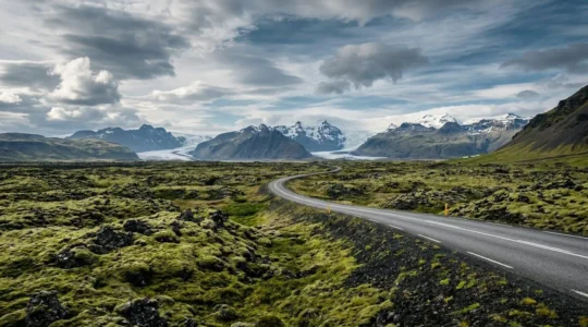 Paysage époustouflant de la Route Circulaire islandaise avec montagnes volcaniques et route sinueuse