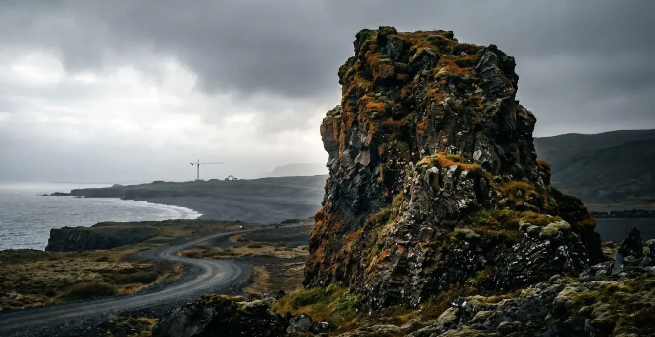 Rocher sacré protégé par les croyances au peuple caché en Islande