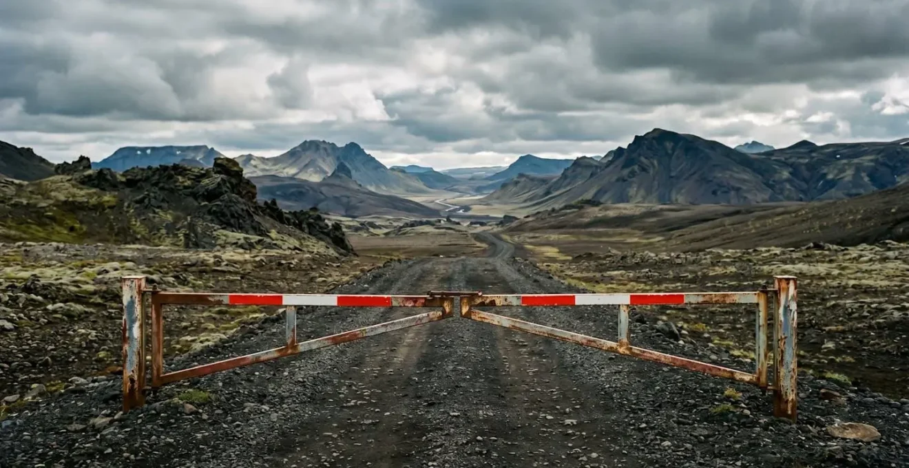 Route de montagne islandaise fermée avec barrière dans un paysage de hautes terres volcaniques
