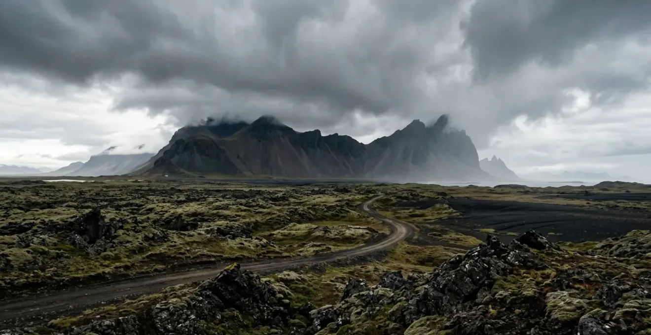 Paysage volcanique spectaculaire d'Islande avec formations géologiques protégées sous ciel dramatique