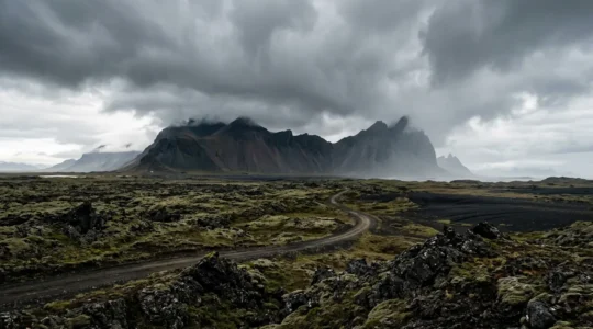 Paysage volcanique spectaculaire d'Islande avec formations géologiques protégées sous ciel dramatique