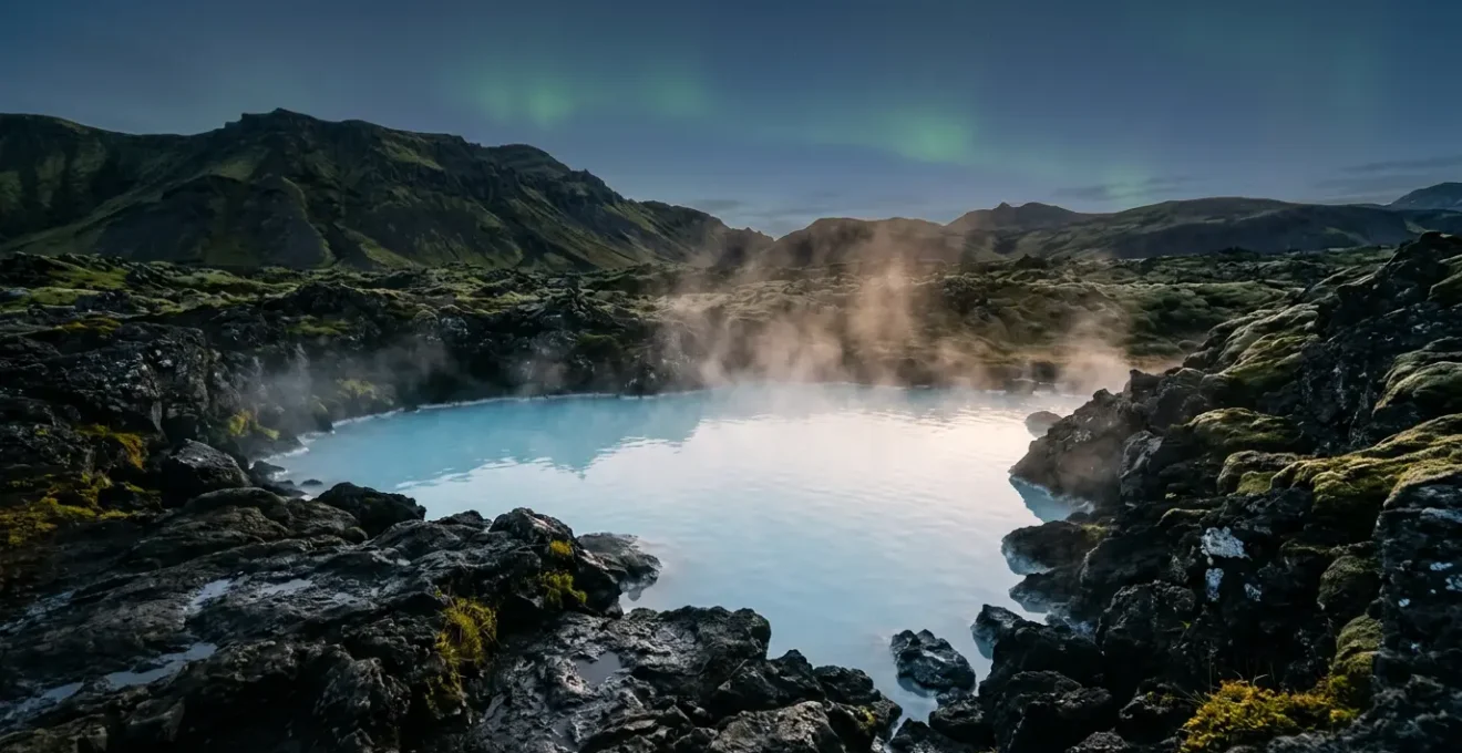 Bassin thermal naturel entouré de formations volcaniques islandaises sous un ciel crépusculaire