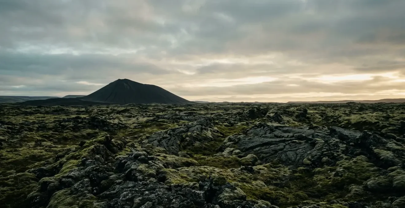 Paysage volcanique islandais avec formations de lave anciennes sous un ciel dramatique