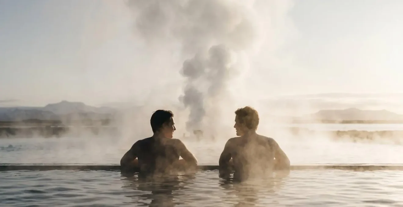 Vapeur s'élevant d'un bassin thermal avec silhouettes floues de personnes conversant